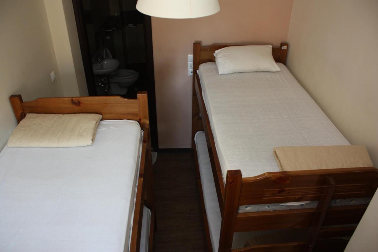 Pella Inn Hostel *